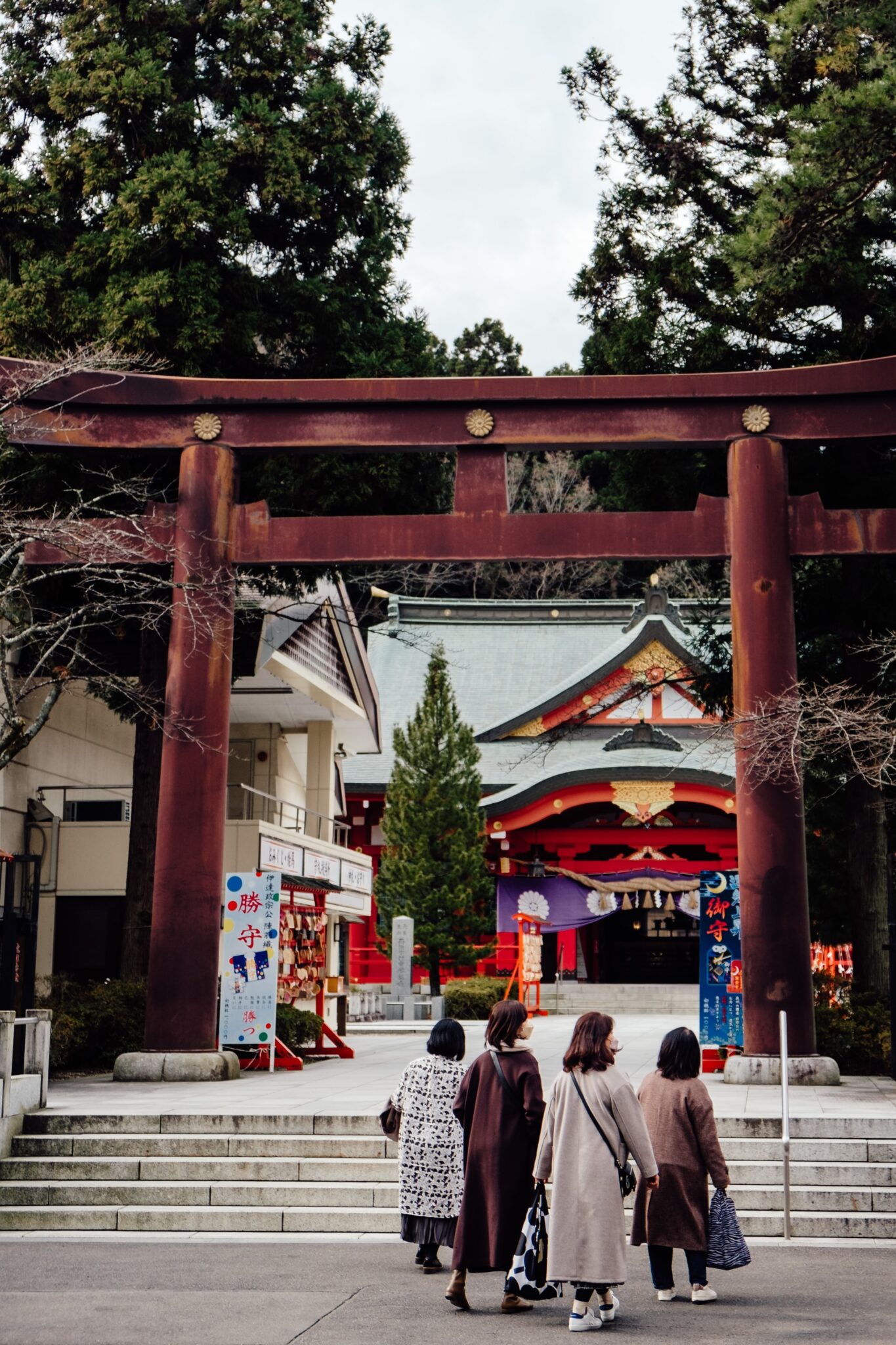 Women worshipping at a jinja (shrine).