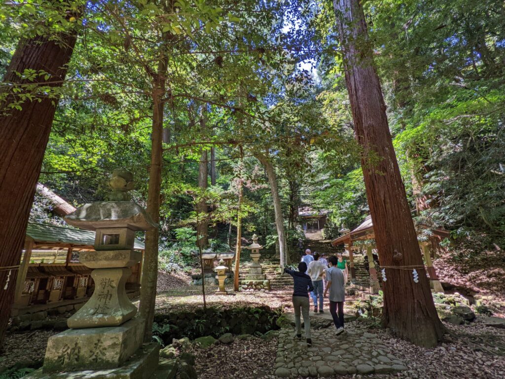 Beautiful precincts surrounded by cedar trees. The 1,000 year old cedar tree is also a highlight.