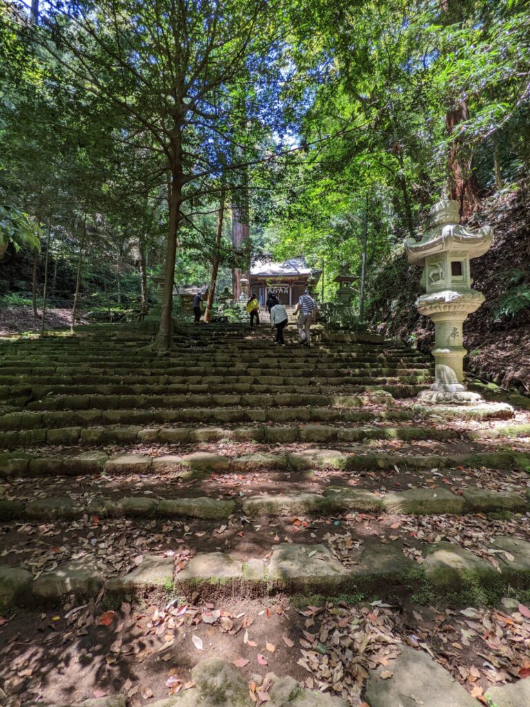 The stone staircase is also beautiful and one can strongly feel the power from nature. This Jinja is also famous as a power spot.