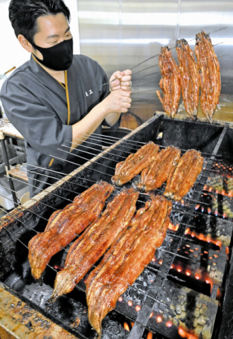 The eel is opened from the back, deboned, skewered, dipped in a sweet soy sauce-based sauce, and grilled over a charcoal fire.